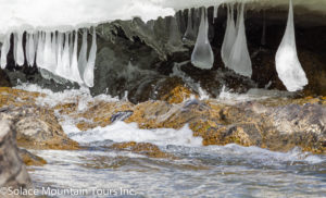 冬のボー滝で見られる現象です。川の下側を覗いてみると面白いですよ