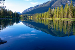 Banffを流れるボー川。秋口の早朝に撮影しました