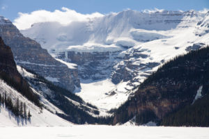 冬のレイク・ルイーズ。湖面が全て凍結しているので湖を歩けます