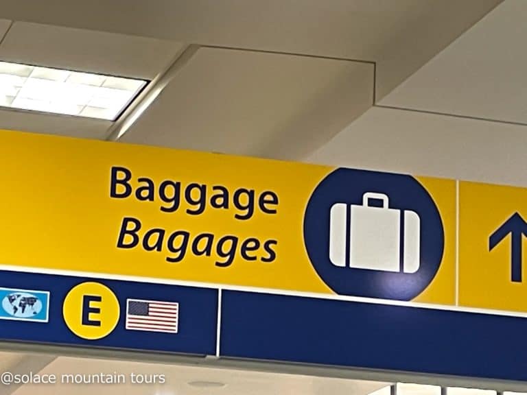 Calgary Airport出口へのサイン