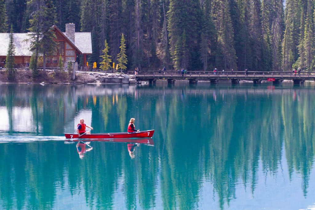 ヨーホー国立公園のエメラルドレイクと湖畔のロッジ、湖面に映る山々の風景