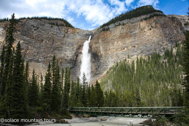 ヨーホー国立公園のタカカウの滝（Takakkaw Falls）の全景