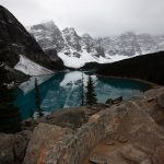 曇り空の下で静けさに包まれたカナディアンロッキーのモレーン湖