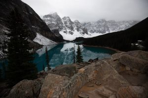 曇り空の下で静けさに包まれたカナディアンロッキーのモレーン湖
