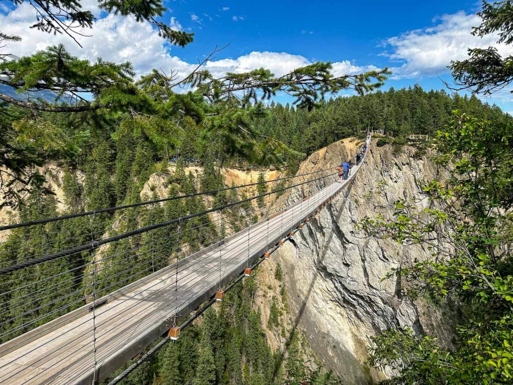 ゴールデン・スカイブリッジを渡る様子。カナダ最高地点の吊り橋とワプタ滝を巡る2026年夏の特別企画ツアー