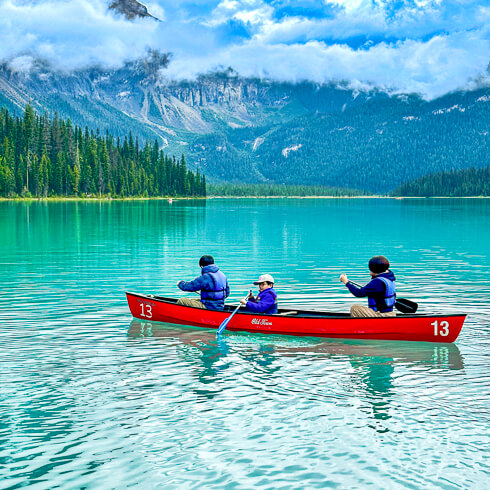 ジョンストン渓谷とヨーホー国立公園観光のハイライト・エメラルドレイクとカヌー