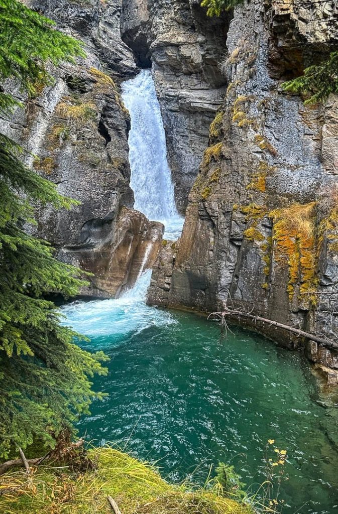 バンフ国立公園・ジョンストン渓谷のローワー滝とエメラルドグリーンの清流