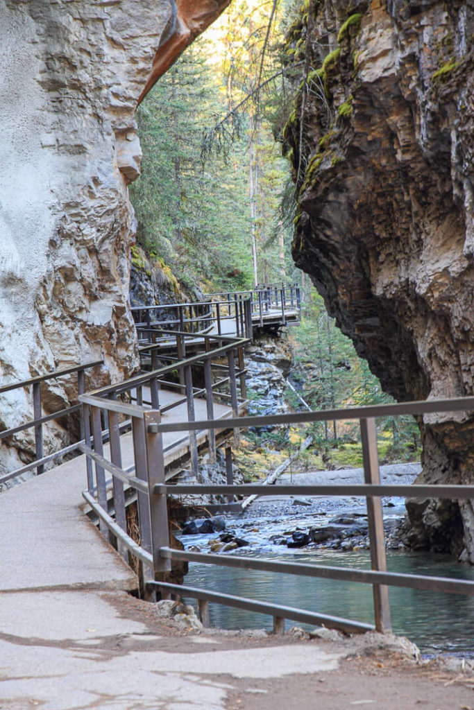 バンフ国立公園・ジョンストン渓谷の断崖に設置された遊歩道（キャットウォーク）と渓流