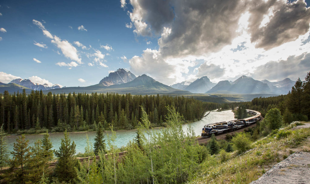 バンフ国立公園のモランツ・カーブを走るロッキーマンテニアとボウ川