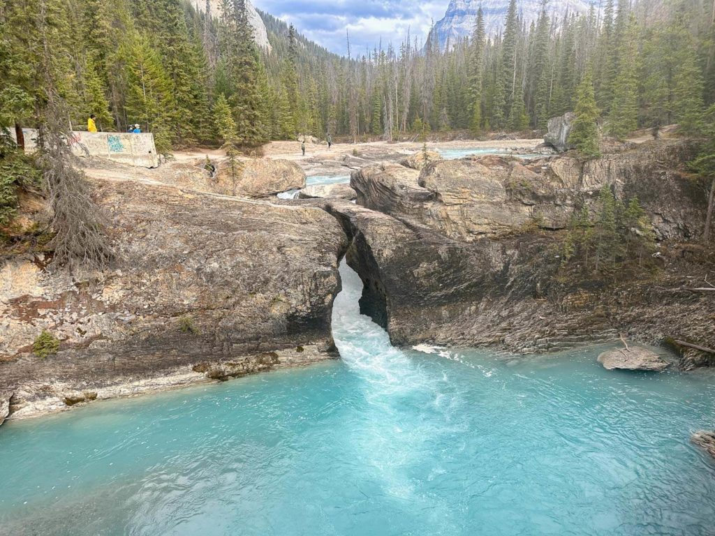 ヨーホー国立公園のナチュラル・ブリッジとエメラルドグリーンに輝くキッキング・ホース川