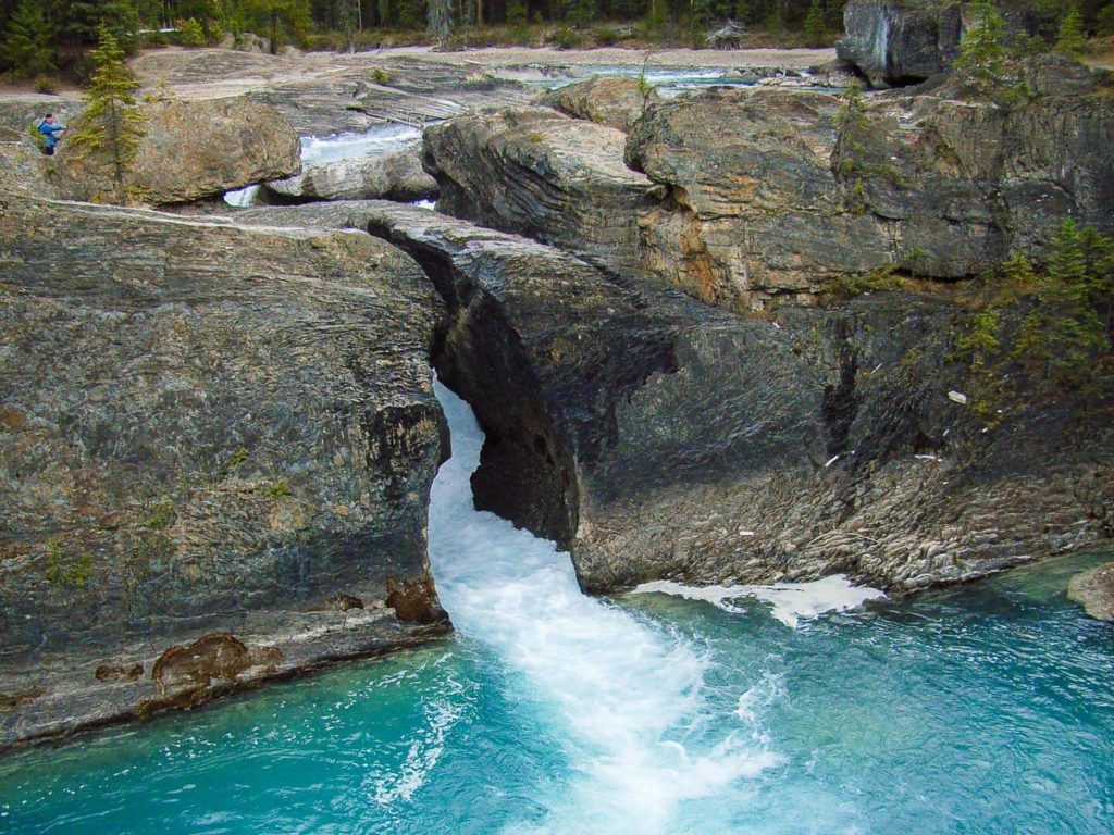 ヨーホー国立公園のナチュラル・ブリッジと激しく流れるキッキング・ホース川