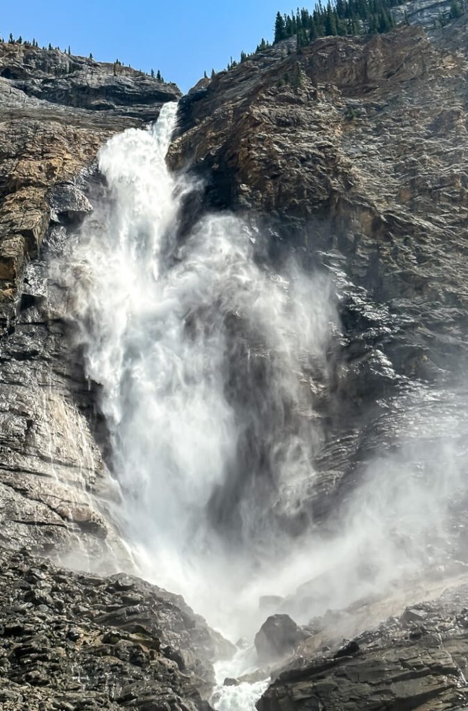 ヨーホー国立公園の断崖から流れ落ちる落差384mのタカカウの滝