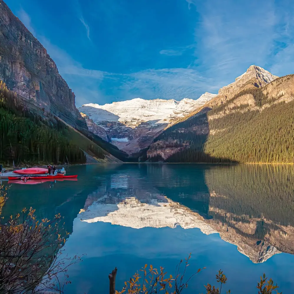 早朝のレイク・ルイーズの湖畔。湖に映るロッキーの景観