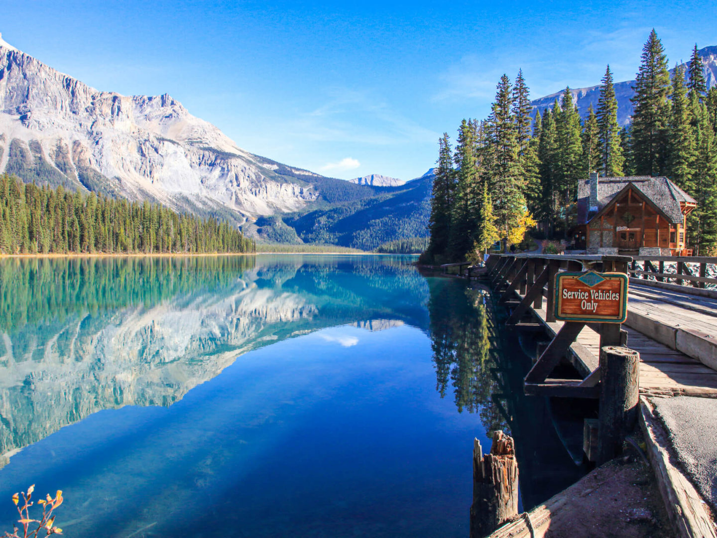 ヨーホー国立公園のエメラルド湖と湖畔のロッジ、鏡のような水面の絶景