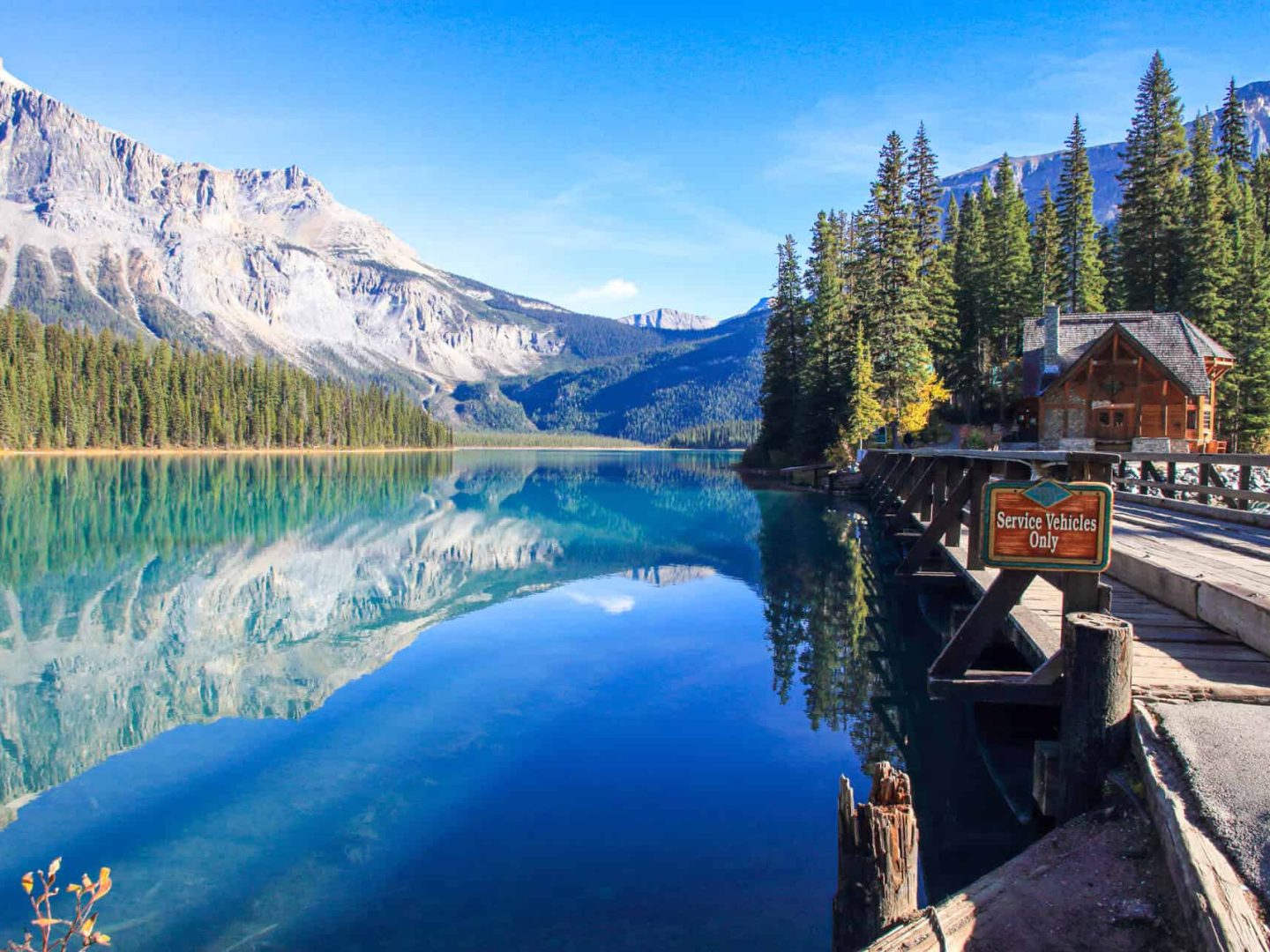 ヨーホー国立公園のエメラルド湖と湖畔のロッジ、鏡のような水面の絶景