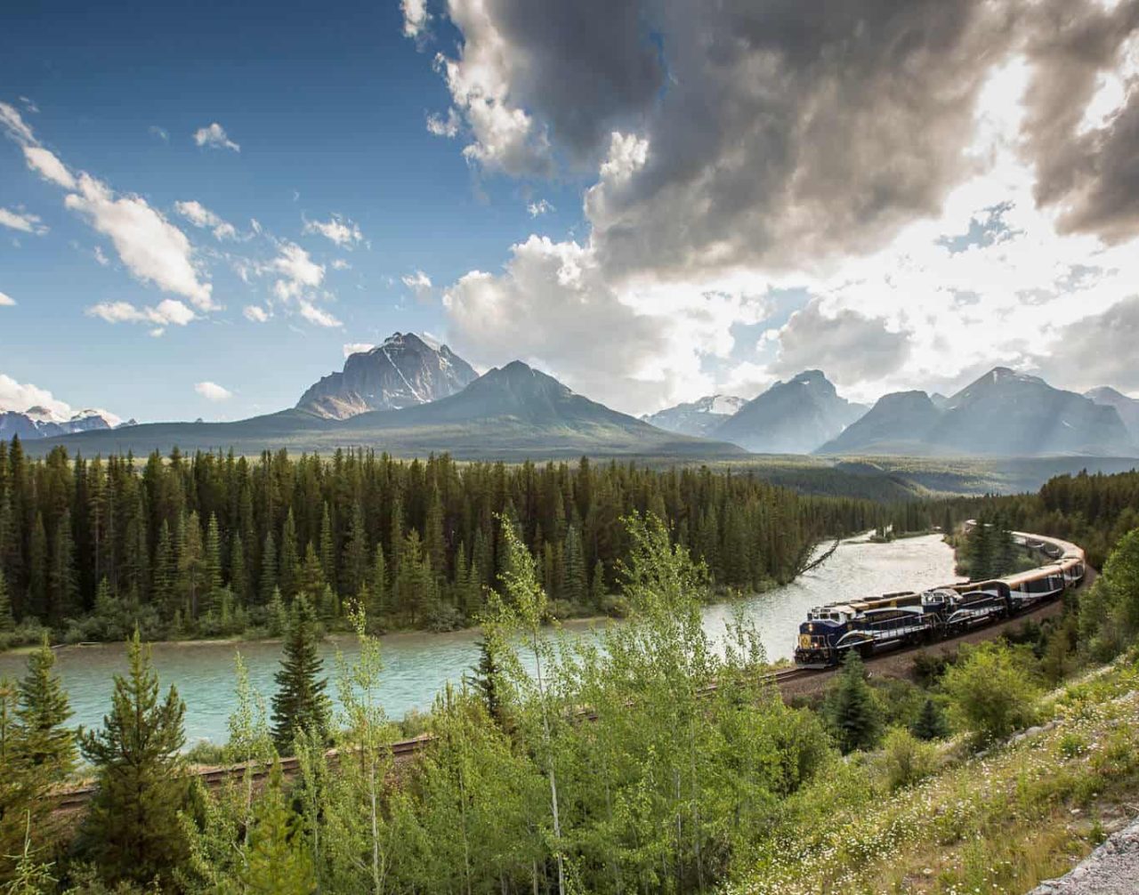 バンフ国立公園のモランツ・カーブを走るロッキーマンテニアとボウ川
